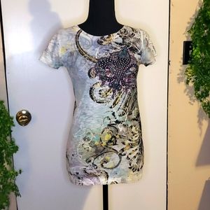 Fleur-de-lis Design T-shirt with open back design also